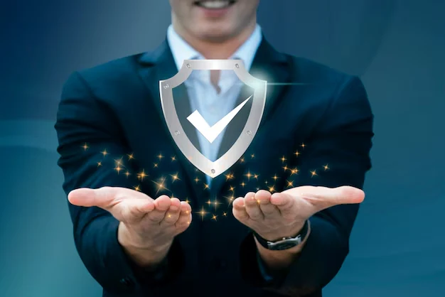 Profissional segurando um escudo de proteção com um símbolo de verificado