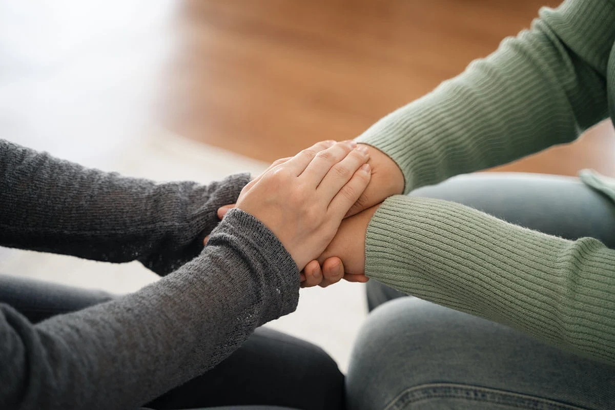 Mãos entrelaçadas em sinal de apoio